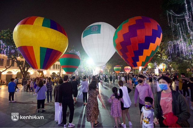 HOT photo series: Hot air balloon congress right in the middle of Hanoi, it's been a long time since Hoan Kiem walking street has been so crowded!  - Photo 1.