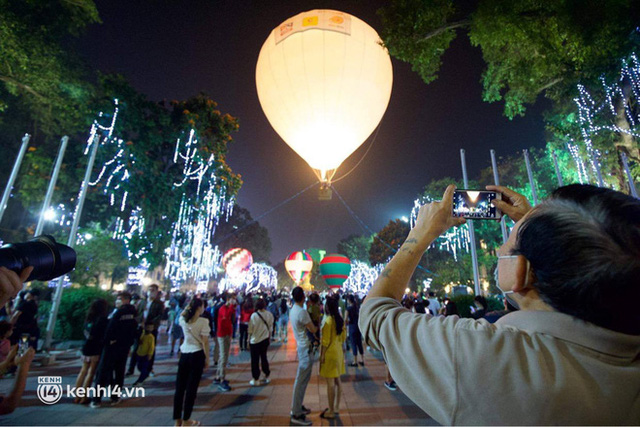 HOT photo series: Hot air balloon congress right in the middle of Hanoi, it's been a long time since Hoan Kiem walking street has been so crowded!  - Photo 2.
