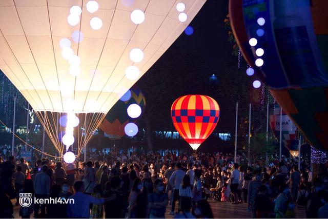 HOT photo series: Hot air balloon congress right in the middle of Hanoi, it's been a long time since Hoan Kiem walking street has been so crowded!  - Photo 3.