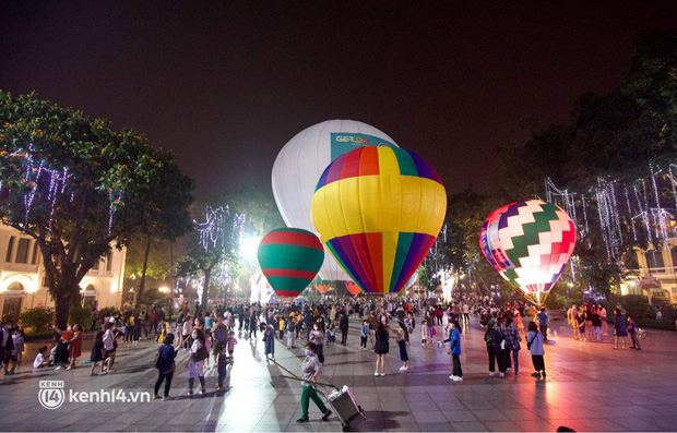 HOT photo series: Hot air balloon congress right in the middle of Hanoi, it's been a long time since Hoan Kiem walking street has been so crowded!  - Photo 4.