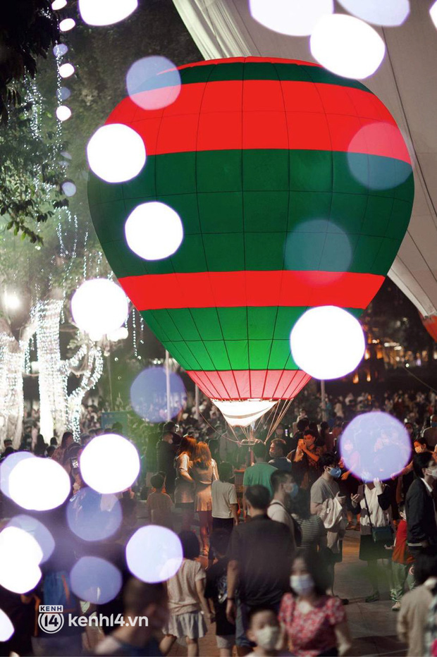 HOT photo series: Hot air balloon congress right in the middle of Hanoi, it's been a long time since Hoan Kiem walking street has been so crowded!  - Photo 5.