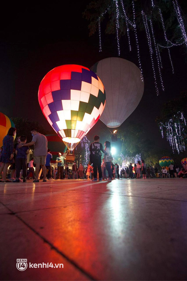 HOT photo series: Hot air balloon congress right in the middle of Hanoi, it's been a long time since Hoan Kiem walking street has been so crowded!  - Photo 7.