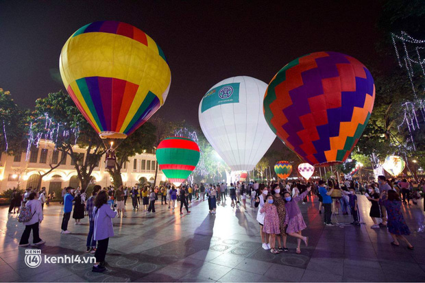 HOT photo series: Hot air balloon congress right in the middle of Hanoi, it's been a long time since Hoan Kiem walking street has been so crowded!  - Photo 8.