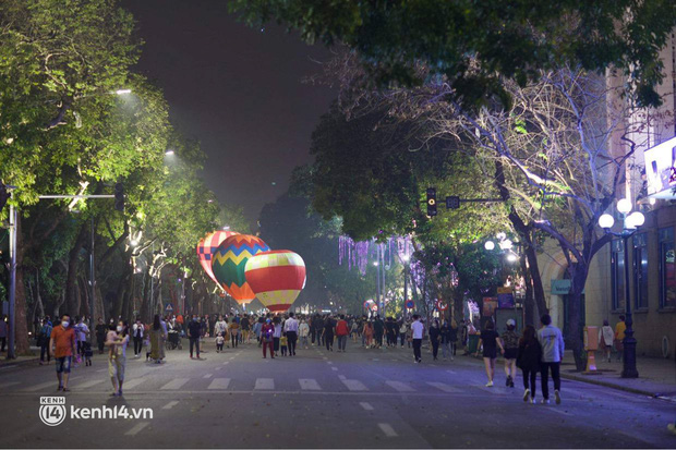 HOT photo series: Hot air balloon congress right in the middle of Hanoi, it's been a long time since Hoan Kiem walking street has been so crowded!  - Photo 9.