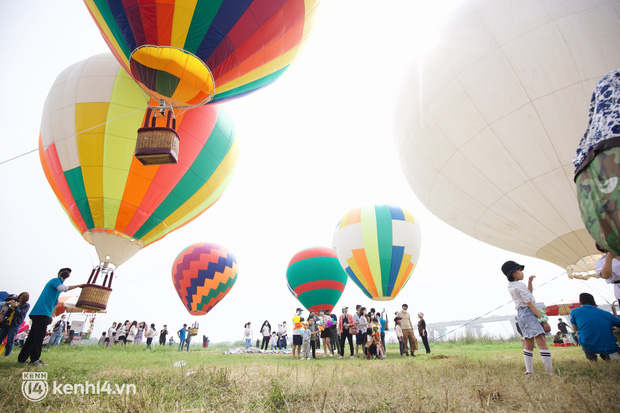   The hot air balloon drop area in the middle of Hanoi is crowded with people checking-in at the weekend, if you want to have a slot to watch the city, you will have to wait in line!  - Photo 2.