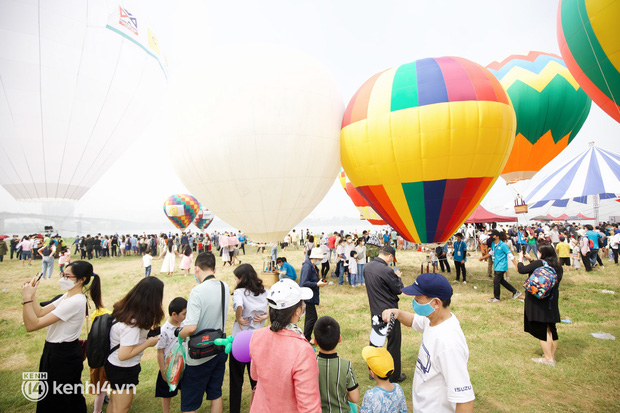   The hot air balloon drop area in the middle of Hanoi is crowded with people checking-in at the weekend, if you want to have a slot to watch the city, you will have to wait in line!  - Photo 3.