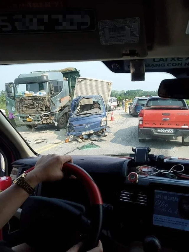 Continuous accident on Noi Bai - Lao Cai highway, the scene scared many people - Photo 1.