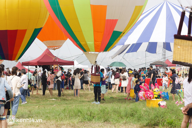   The hot air balloon drop area in the middle of Hanoi is crowded with people checking-in at the weekend, if you want to have a slot to watch the city, you will have to wait in line!  - Photo 15.