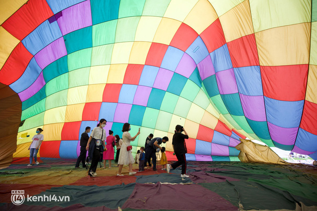   The hot air balloon drop area in the middle of Hanoi is crowded with people checking-in at the weekend, if you want to have a slot to watch the city, you will have to wait in line!  - Photo 20.