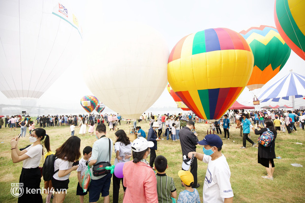   The hot air balloon drop area in the middle of Hanoi is crowded with people checking-in at the weekend, if you want to have a slot to watch the city, you will have to wait in line!  - Photo 9.