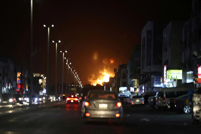  Chùm ảnh: Kho dầu của Ả rập Xê út hóa thành biển lửa sau khi bị Houthis tấn công, nỗi ám ảnh trở lại  - Ảnh 2.
