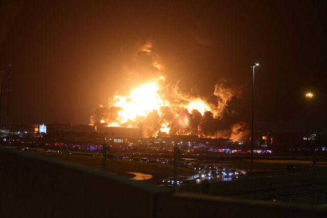  Chùm ảnh: Kho dầu của Ả rập Xê út hóa thành biển lửa sau khi bị Houthis tấn công, nỗi ám ảnh trở lại  - Ảnh 4.