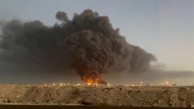  Chùm ảnh: Kho dầu của Ả rập Xê út hóa thành biển lửa sau khi bị Houthis tấn công, nỗi ám ảnh trở lại  - Ảnh 6.