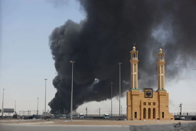 Chùm ảnh: Kho dầu của Ả rập Xê út hóa thành biển lửa sau khi bị Houthis tấn công, nỗi ám ảnh trở lại  - Ảnh 7.