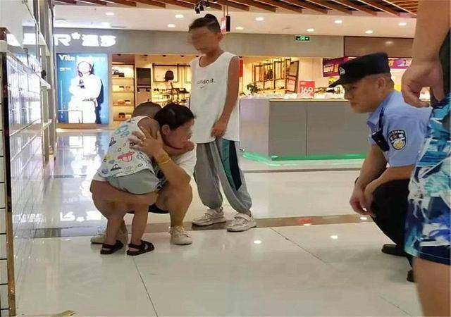 Con trai lấy trộm đồ chơi, bị mắng là đồ vô học: Phản ứng sau đó của người mẹ khiến nhân viên bán hàng đỏ mặt tía tai - Ảnh 1. Con trai lấy trộm đồ chơi, bị mắng là đồ vô học: Phản ứng sau đó của người mẹ khiến nhân viên bán hàng đỏ mặt tía tai - Ảnh 1.