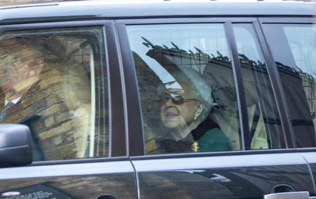 HOT: Nữ hoàng Anh chính thức xuất hiện ở lễ tưởng niệm Hoàng tế Philip, Công nương Kate nổi bật đi cùng hai con - Ảnh 2.
