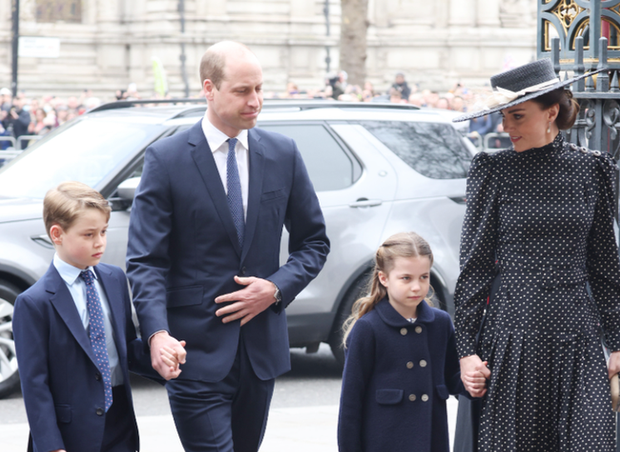 HOT: Nữ hoàng Anh chính thức xuất hiện ở lễ tưởng niệm Hoàng tế Philip, Công nương Kate nổi bật đi cùng hai con - Ảnh 4.