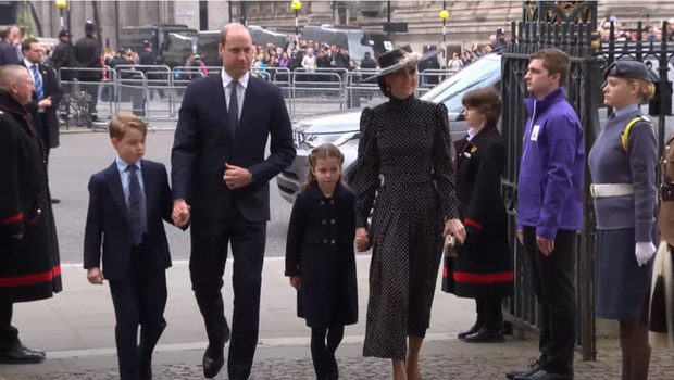 HOT: Nữ hoàng Anh chính thức xuất hiện ở lễ tưởng niệm Hoàng tế Philip, Công nương Kate nổi bật đi cùng hai con - Ảnh 5.