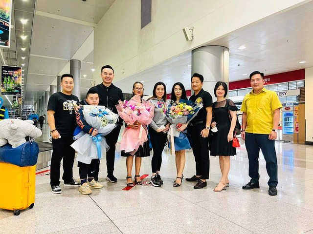  Vừa xuống sân bay, thành viên Gia Lai Team được đại gia Hoàng Kim Khánh lái một dàn siêu xe đến rước  - Ảnh 1.