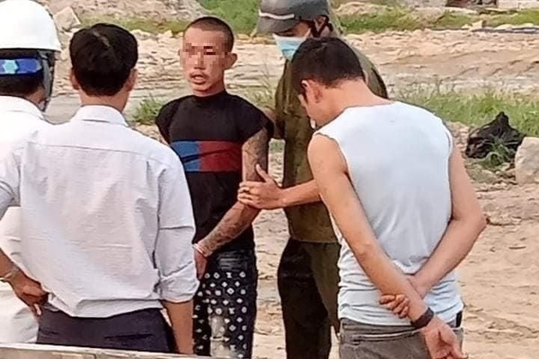 Thanh niên lái máy múc dùng gàu đập phá ô tô có tài xế trong xe, tội trạng thế nào? - Ảnh 3.