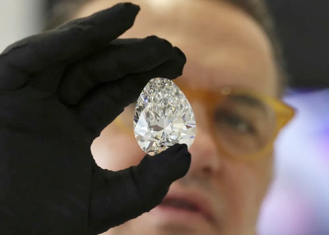 Auction of a white diamond the size of a chicken egg for 30 million USD - Photo 1.
