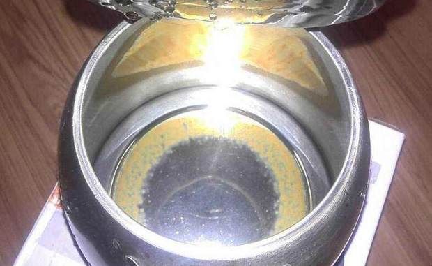 Sau một thời gian chủ quan dùng ấm siêu tốc sai cách như thế này, cho dù có nhịn ăn chỉ uống nước cũng đủ gây ung thư, nhẹ thì suy thận, yếu tim - Ảnh 2. Sau một thời gian chủ quan dùng ấm siêu tốc sai cách như thế này, cho dù có nhịn ăn chỉ uống nước cũng đủ gây ung thư, nhẹ thì suy thận, yếu tim - Ảnh 2.