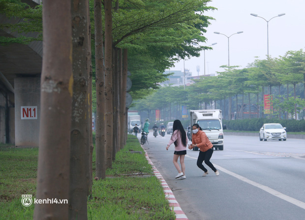 Hà Nội: Bất chấp nguy hiểm, nhiều người ra giữa đường chụp ảnh với hàng cây bàng lá nhỏ - Ảnh 5.