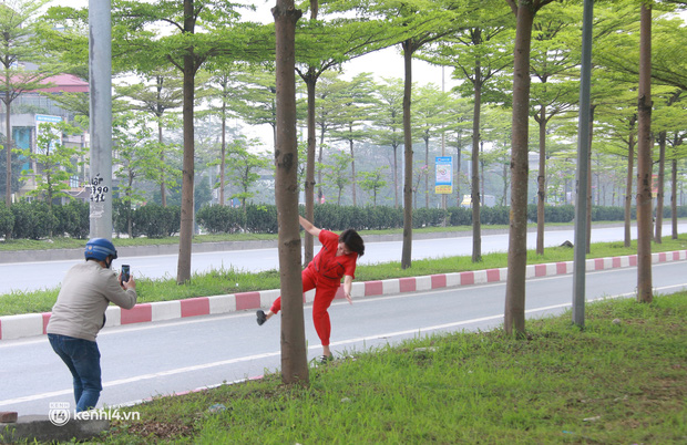 Hà Nội: Bất chấp nguy hiểm, nhiều người ra giữa đường chụp ảnh với hàng cây bàng lá nhỏ - Ảnh 6.
