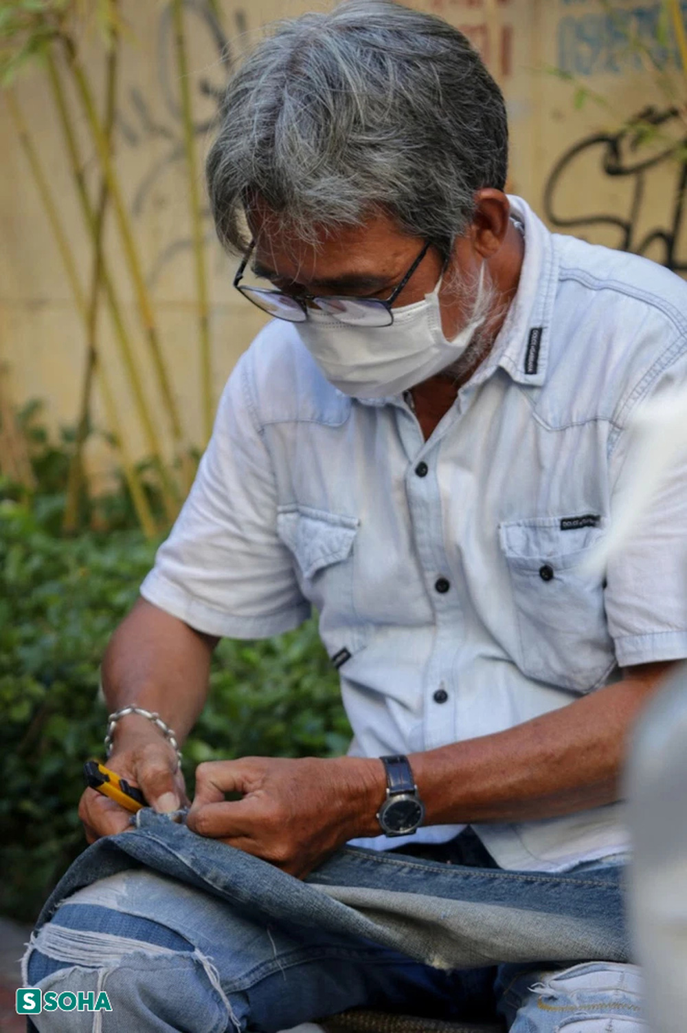 Người đàn ông hành nghề xé quần jeans suốt 30 năm, người nổi tiếng kéo đến ầm ầm - Ảnh 2. Người đàn ông hành nghề xé quần jeans suốt 30 năm, người nổi tiếng kéo đến ầm ầm - Ảnh 2.