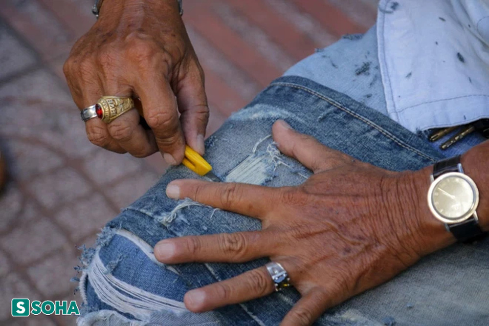 Người đàn ông hành nghề xé quần jeans suốt 30 năm, người nổi tiếng kéo đến ầm ầm - Ảnh 3. Người đàn ông hành nghề xé quần jeans suốt 30 năm, người nổi tiếng kéo đến ầm ầm - Ảnh 3.