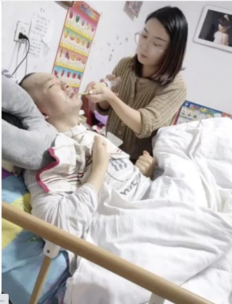 The video of a three-year-old boy taking care of his vegetal father caused a storm in the Chinese online community and the mother's teaching lesson - Photo 3.