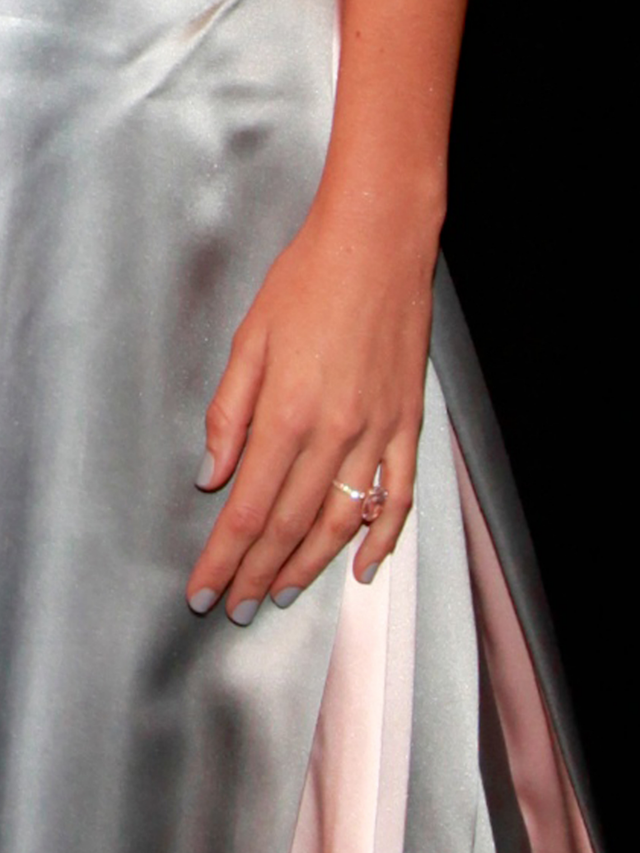Những chiếc nhẫn đính hôn xa xỉ của giới siêu giàu thế giới: Tỷ phú Kim Kardashian đeo cả căn biệt thự 102 tỷ đồng trên tay vẫn thua xa một người - Ảnh 4.