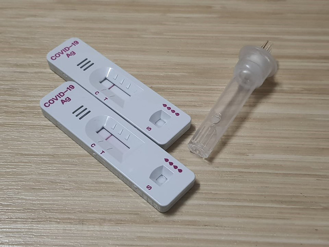  Vì sao test nhanh âm tính nhưng xét nghiệm PCR vẫn dương tính: Chuyên gia chỉ ra nguyên nhân gây sai lệch kết quả, khuyên người bệnh nên cẩn trọng cách ly  - Ảnh 1.