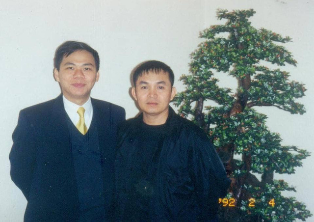 Nghệ sĩ Xuân Hinh bất ngờ khoe ảnh chụp cùng tỷ phú Phạm Nhật Vượng 30 năm về trước - Ảnh 1.