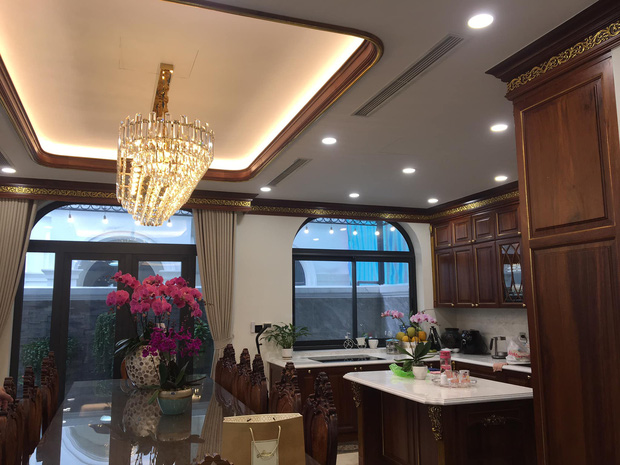  Biệt thự Vinhomes ngập mùi tiền của gia chủ thích chơi đồ gỗ, cư dân mạng nhìn vào chỉ chốt lại 1 câu: Giàu, nhưng không sang!  - Ảnh 4.