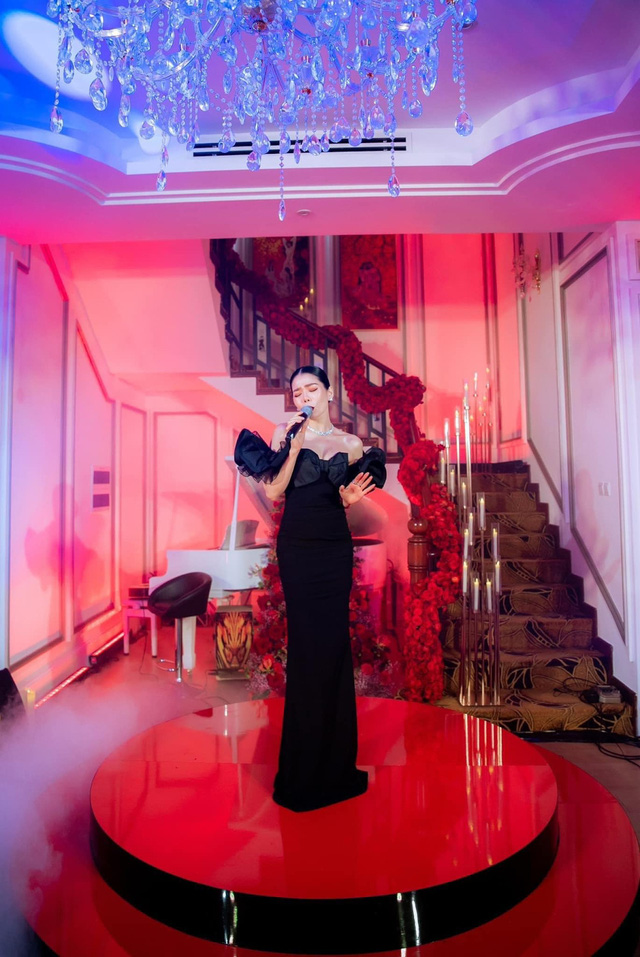 Chân dung nữ ca sĩ lần đầu góp mặt trong BGK Miss World Việt Nam: Tuổi 40 thành công với khối tài sản khổng lồ, sở hữu biệt thự hàng chục tỷ khiến dân tình “lóa mắt”  - Ảnh 3.