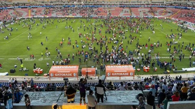  Video: Cận cảnh khoảnh khắc CĐV cầm ghế đánh nhau khiến 17 người tử vong trong vụ bạo động đẫm máu nhất lịch sử bóng đá Mexico - Ảnh 6.
