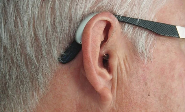  Sinh viên y cấy thiết bị bluetooth vào tai để quay cóp  - Ảnh 1.