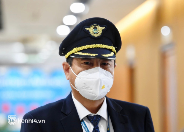 Cơ trưởng chỉ huy chuyến bay đầu tiên đưa công dân Việt Nam về từ Ukraine: Mong được đưa đồng bào về quê hương sớm nhất - Ảnh 1. Cơ trưởng chỉ huy chuyến bay đầu tiên đưa công dân Việt Nam về từ Ukraine: Mong được đưa đồng bào về quê hương sớm nhất - Ảnh 1.