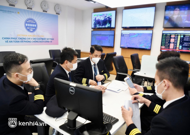 Cơ trưởng chỉ huy chuyến bay đầu tiên đưa công dân Việt Nam về từ Ukraine: Mong được đưa đồng bào về quê hương sớm nhất - Ảnh 2. Cơ trưởng chỉ huy chuyến bay đầu tiên đưa công dân Việt Nam về từ Ukraine: Mong được đưa đồng bào về quê hương sớm nhất - Ảnh 2.