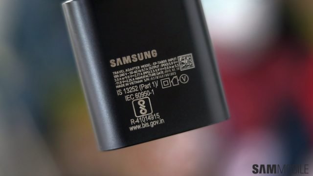  Samsung bắt đầu ngừng tặng kèm củ sạc trên smartphone giá rẻ  - Ảnh 1.