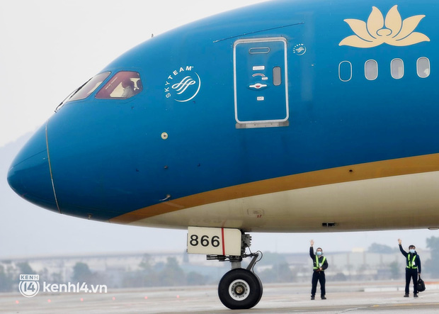  Cơ trưởng chỉ huy chuyến bay đầu tiên đưa công dân Việt Nam về từ Ukraine: Mong được đưa đồng bào về quê hương sớm nhất - Ảnh 7.
