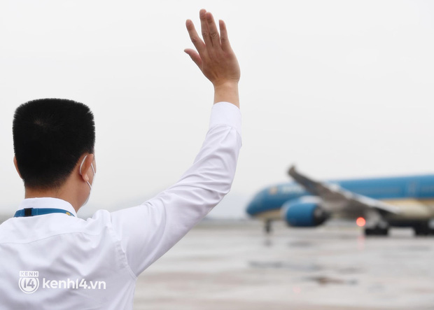 Cơ trưởng chỉ huy chuyến bay đầu tiên đưa công dân Việt Nam về từ Ukraine: Mong được đưa đồng bào về quê hương sớm nhất - Ảnh 8. Cơ trưởng chỉ huy chuyến bay đầu tiên đưa công dân Việt Nam về từ Ukraine: Mong được đưa đồng bào về quê hương sớm nhất - Ảnh 8.