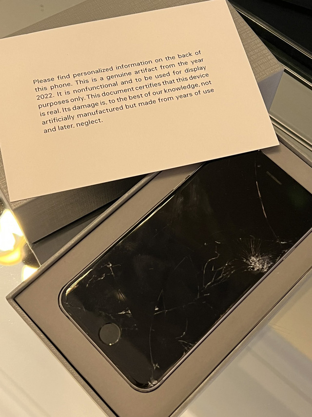  Thương hiệu thời trang xa xỉ Balenciaga dùng iPhone vỡ nát làm thư mời khách, nhận nhiều bình luận trái chiều  - Ảnh 2.