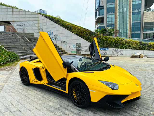   Just bought the first Lamborghini Aventador SV Roadster in Vietnam, the car owner is willing to spend a hundred million degrees on a golden detail under the car - Photo 1.