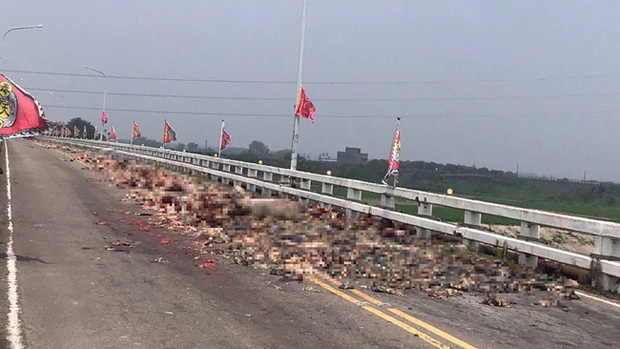 Trucks spilling pig organs are rampant on the bridge, blocking traffic for 2 hours, the scene of the smelly scene is haunting - Photo 1.