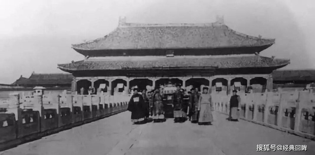Bộ ảnh hiếm chụp hôn lễ của hoàng đế Trung Quốc cuối cùng: Linh đình tột bậc, có một vật trong phòng tân hôn khiến hậu thế ngạc nhiên - Ảnh 3.