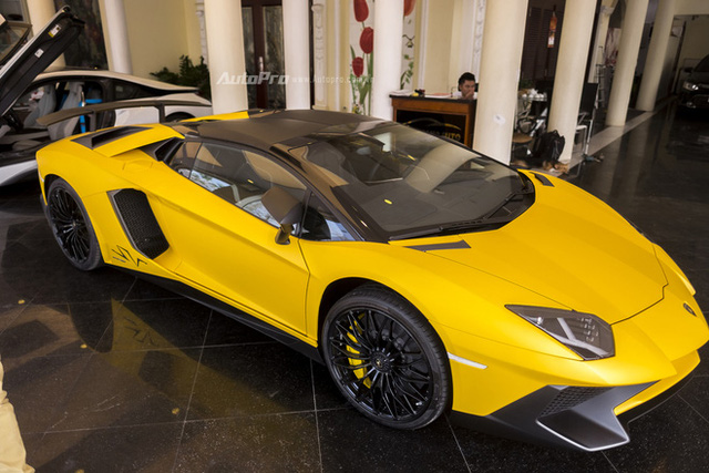   Just bought Vietnam's first Lamborghini Aventador SV Roadster, the car owner is willing to spend hundreds of millions of degrees on a golden detail under the car - Photo 3.