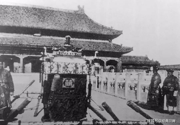 Bộ ảnh hiếm chụp hôn lễ của hoàng đế Trung Quốc cuối cùng: Linh đình tột bậc, có một vật trong phòng tân hôn khiến hậu thế ngạc nhiên - Ảnh 4.