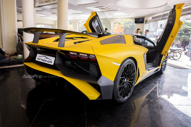   Having just bought Vietnam's first Lamborghini Aventador SV Roadster, the car owner is willing to spend hundreds of millions of degrees on a golden detail under the car - Photo 4.